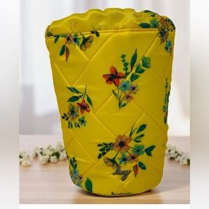 NWT lug Tumbler in bouquet yellow